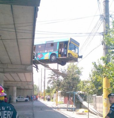 Şoferul care era să plonjeze cu autobuzul de pe pod nu a rămas internat în spital